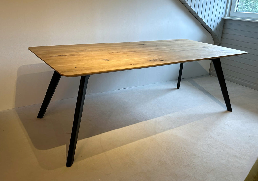 Esstisch Diva von Nouvion, massive Eiche Bianco mit schwarzem Gestell, Abverkaufsstück aus Ausstellung, Gesamtansicht in modernem Raum, sofort lieferbar