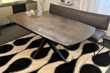 Laden Sie das Bild in den Galerie-Viewer, Design-Essgruppe mit Akante Phoenix Tisch und Mobitec Cosy Bank – modernes Interieur aus der Ausstellung
