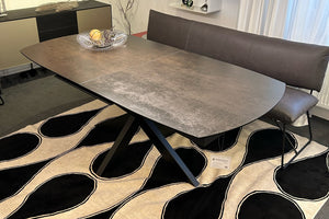 Design-Essgruppe mit Akante Phoenix Tisch und Mobitec Cosy Bank – modernes Interieur aus der Ausstellung