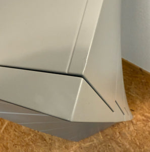 Detailansicht der Porada Kommode Piroette 7 mit sichtbaren Gebrauchsspuren, grau matt lackiert, hochwertiges Ausstellungsstück