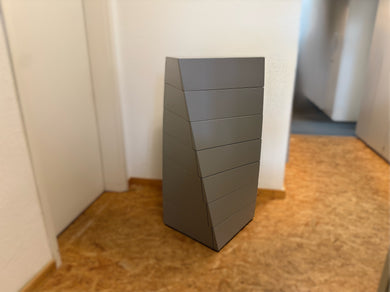 Elegante Schubkastenkommode Porada Piroette 7 mit 7 Schüben in gedrehtem Design, grau matt lackiert, italienisches Luxusmöbel