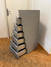 Laden Sie das Bild in den Galerie-Viewer, Porada Piroette 7 Kommode mit geöffneten Schubladen, raffinierte Drehform mit 7 Schüben, matt lackiert in elegantem Grau

