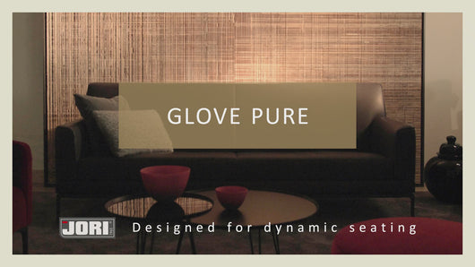 Video zeigt das Jori Glove Pure Loungesofa mit verstellbaren Armlehnen – eleganter Funktionsmechanismus ermöglicht flexible Sitz- und Liegepositionen. Klare, organische Linien und minimalistisches Design vereinen Komfort mit moderner Wohnästhetik.