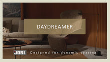 Laden und Abspielen von Videos im Galerie-Viewer, Video zeigt den Jori Daydreamer Relaxsessel in moderner Wohnumgebung – luxuriöses Design, ergonomisch geformt, mit stufenlos verstellbarer Rückenlehne und Fußstütze. Hochwertiges Leder, eleganter Schwenkfuß, ideal für stilvolles Relaxen im Wohnzimmer.
