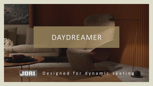Video zeigt den Jori Daydreamer Relaxsessel in moderner Wohnumgebung – luxuriöses Design, ergonomisch geformt, mit stufenlos verstellbarer Rückenlehne und Fußstütze. Hochwertiges Leder, eleganter Schwenkfuß, ideal für stilvolles Relaxen im Wohnzimmer.