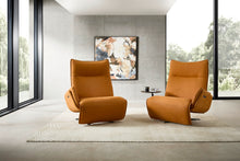Laden Sie das Bild in den Galerie-Viewer, Zwei Relaxsessel Nolte Lounger Miami in orangefarbenem Nappaleder in modernem, lichtdurchflutetem Wohnraum mit Betonwand und abstraktem Kunstbild.
