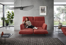 Laden Sie das Bild in den Galerie-Viewer, Frau entspannt auf dem verstellbaren Relaxsofa Meda – das Sofa zeigt sich mit individuell geöffnetem Sitz- und Fußteil, ideal für Lesepausen und digitale Auszeiten.
