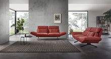 Laden Sie das Bild in den Galerie-Viewer, Detailansicht des Meda Sofas mit beidseitig verstellten Armlehnen – relaxte Lounge-Position und stilvoller Materialmix in moderner Architektur mit Naturblick.
