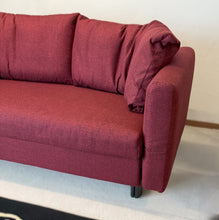 Laden Sie das Bild in den Galerie-Viewer,  Detailansicht Armlehne Schlafsofa Malou Franz Fertig in Rot
