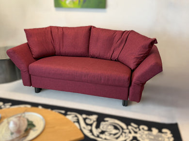 Schlafsofa Malou von Franz Fertig in Rot, Kiegebreite 130 cm, Ausstellungsstück im Neuzustand Ovalfuß schwarz