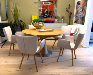 Essgruppe mit Scholtissek Tisch RADON, Anrichte NOVUS und Kasaar-Stühlen aus Massivholz und Leder – moderner, harmonischer Essbereich von Möbel Zeppenfeld.