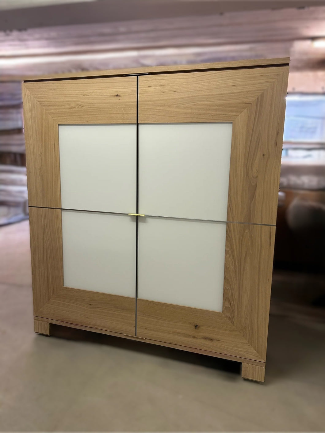 Großer Schrank Modell Varus von Scholtissek, Frontansicht in knorriger Eiche puro geölt mit Glaseinsatz in weiß satiniertem Optiwhite – Sonderangebot als Lagerware.