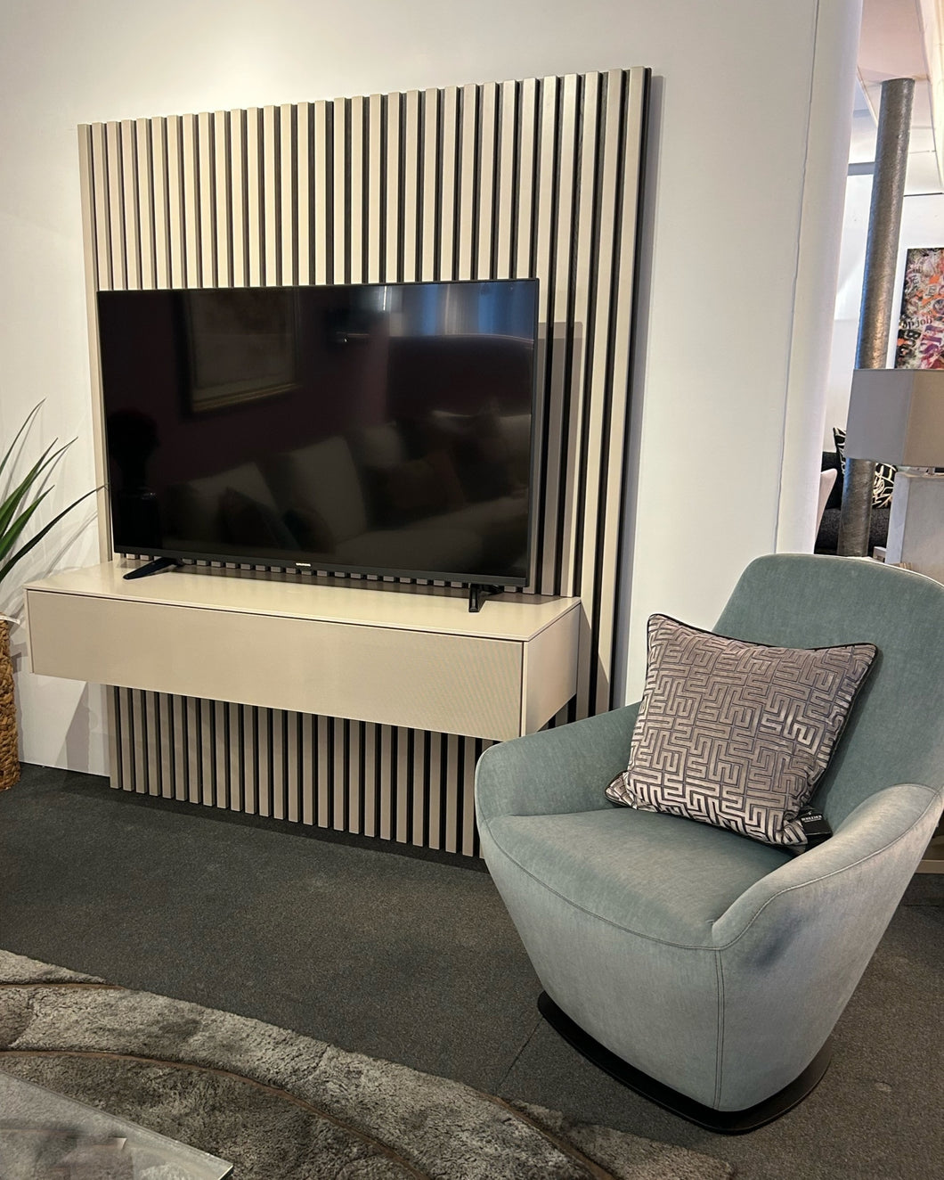 Gesamtansicht des Sudbrock CUBO TV-Boards mit Lamellenpaneel in Eiche anthrazit und Lackelementen in Kaschmir matt