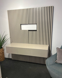 Detailaufnahme der großzügigen Kabelaussparung in der Rückwand des Sudbrock CUBO Medienmöbels