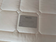 Laden Sie das Bild in den Galerie-Viewer, Detail des Matratzenkerns der Superba Super Luxe Soft – VESPA-Taschenfederkern mit Latexauflage und Lendenwirbelstütze für optimalen Komfort
