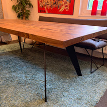 Laden Sie das Bild in den Galerie-Viewer, Scholtissek Talio Esstisch aus Salzeiche mit Rohstahlgestell, 220 x 95 cm, Ausstellungsstück mit rustikalem Charakter
