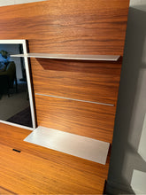 Laden Sie das Bild in den Galerie-Viewer, Detailaufnahme des festen CD-Regals mit Aluminiumböden im Design-TV-Schrank Amar von Jan Vorhölter.
