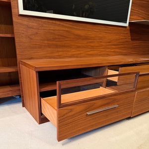 Detailansicht der Schublade mit Glasfront des Amar TV-Schranks in Nussbaum von AERA DESIGN