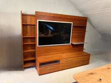 Laden Sie das Bild in den Galerie-Viewer, TV-Schrank Amar von AERA Design in edlem Nussbaum – moderne Paneelwand mit Schubladen und Regalen in Frontansicht
