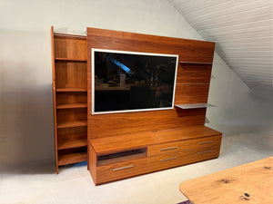TV-Schrank Amar von AERA Design in edlem Nussbaum – moderne Paneelwand mit Schubladen und Regalen in Frontansicht