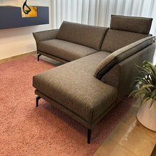 Laden Sie das Bild in den Galerie-Viewer, Komplettansicht des Violetta Tilda Ecksofas mit verstellbarer Kopfstütze – stilvolles Ausstellungsstück bei Möbel Zeppenfeld.
