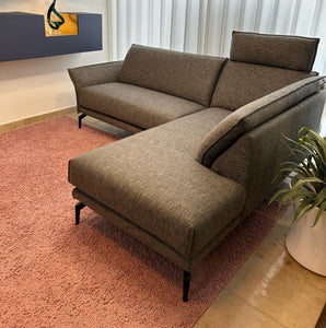 Komplettansicht des Violetta Tilda Ecksofas mit verstellbarer Kopfstütze – stilvolles Ausstellungsstück bei Möbel Zeppenfeld.