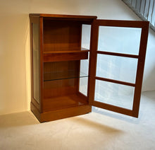 Laden Sie das Bild in den Galerie-Viewer, Form Exclusiv Vitrine geöffnet: Innenansicht mit Glaseinlegeboden und Schublade, Kirschbaumholz warmtonig, Facettverglasung sichtbar, Ausstellungsstück mit nur leichten Lagerspuren.
