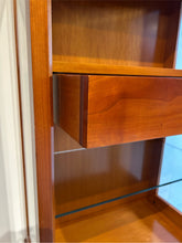 Laden Sie das Bild in den Galerie-Viewer, Detailansicht der integrierten Holzschublade in der Premium-Vitrine von Form Exclusiv, präzise Handwerkskunst in Kirschbaum, edles Unikat im Abverkauf.
