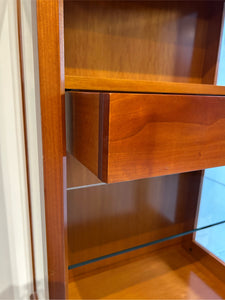Detailansicht der integrierten Holzschublade in der Premium-Vitrine von Form Exclusiv, präzise Handwerkskunst in Kirschbaum, edles Unikat im Abverkauf.