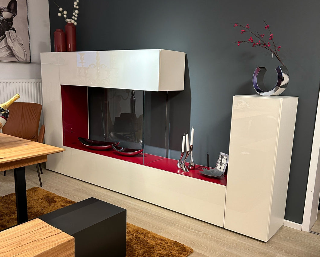 LAGO 36e8 Air Wohnwand in Lack Weiß mit Glasfront und Akzent Rosso – italienisches Designmöbel als Ausstellungsstück.