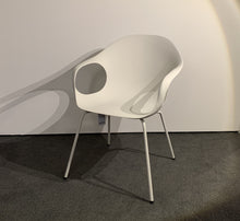 Laden Sie das Bild in den Galerie-Viewer, Kristalia Elephant Chair Stuhl Polyurethan weiß, 4-Fuß Designmöbel Italienisch - Möbelhaus H. Zeppenfeld GmbH
