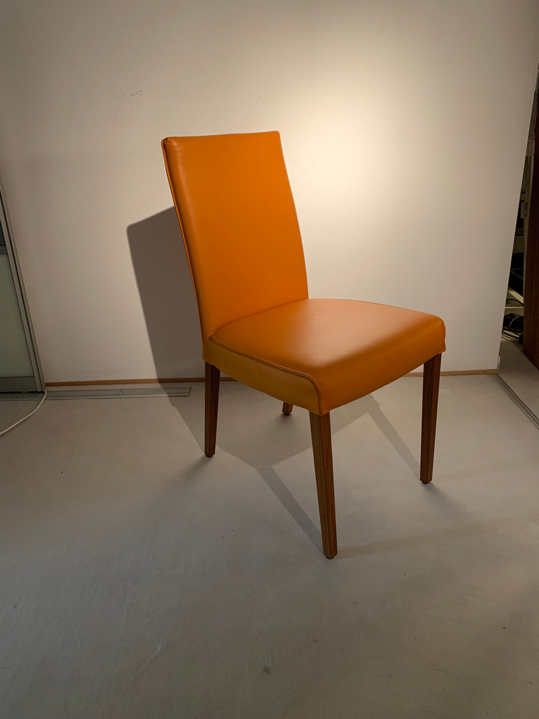 Ausstellungsstück  AERA, Lavida Einzelstuhl  Leder orange, 4-Fuß Gestell Nußbaum, Sitzhöhe 48 cm, Doppelkappnaht  Sie haben Fragen? Sprechen Sie uns gerne an!