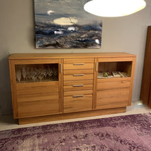 Laden Sie das Bild in den Galerie-Viewer, Hochwertiges Highboard Böhning Linne Oslo im modernen Landhausstil, gefertigt aus massiver Kernbuche mit LED-Beleuchtung.
