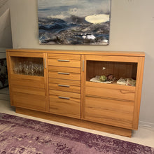 Laden Sie das Bild in den Galerie-Viewer, Highboard Böhning Linne Oslo in Kernbuche massiv – Ausstellungsstück mit 4 Schubladen und LED-Beleuchtung
